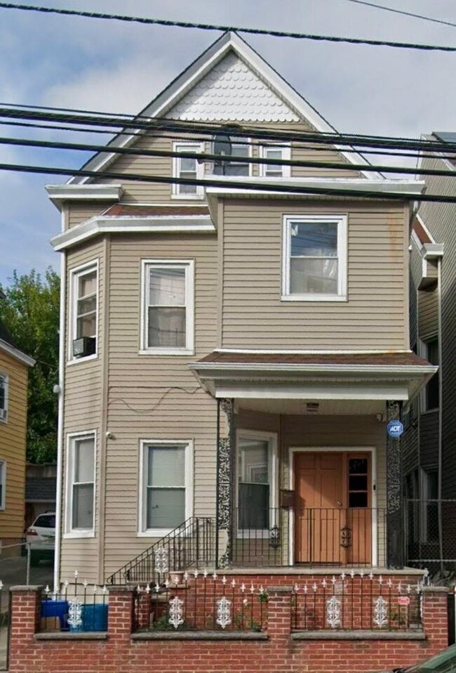 Building Photo - 818 Madison Ave