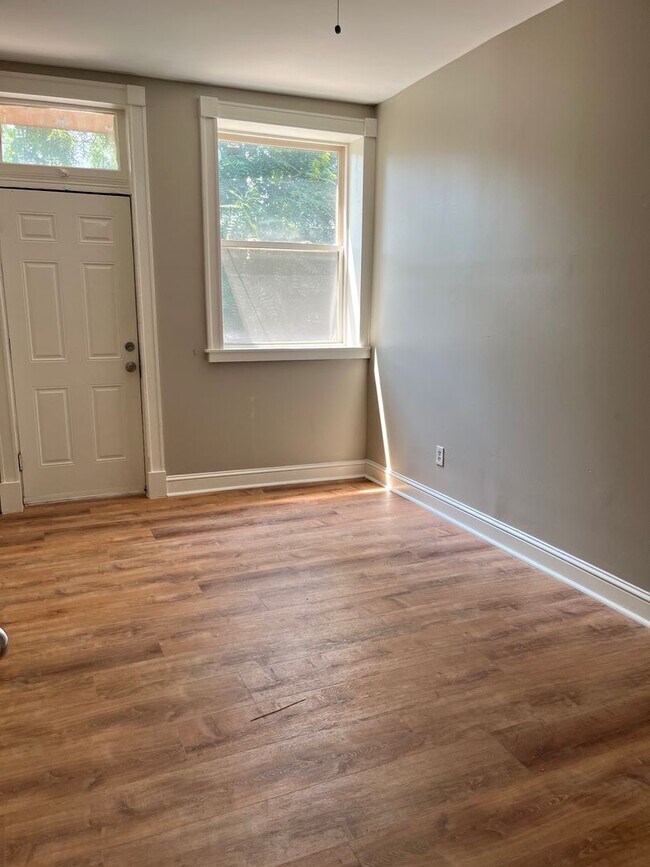Building Photo - COMING SOON: Extra roomy 2 bedroom/1 bathr...