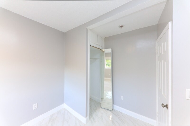 Building Photo - 921 N 19th Ave