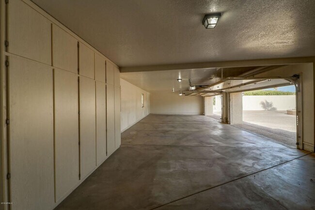 Building Photo - Beautiful 5 bed/4 bath + Den in Desirable Paradise Valley