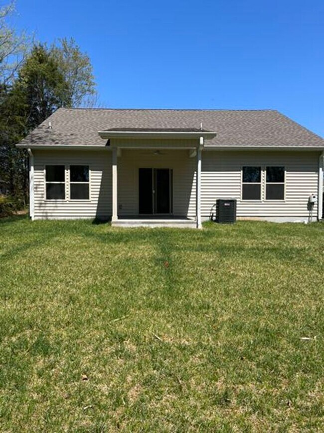 Building Photo - Loudon 37774 - Charming 2 bedroom, 2 bath home with a 2-car garage - Contact Susan Niedergeses (8...