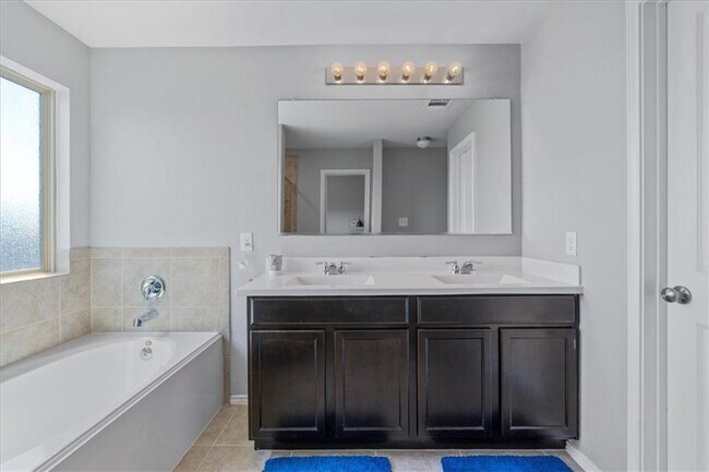 Building Photo - 1104 Hillrose Dr