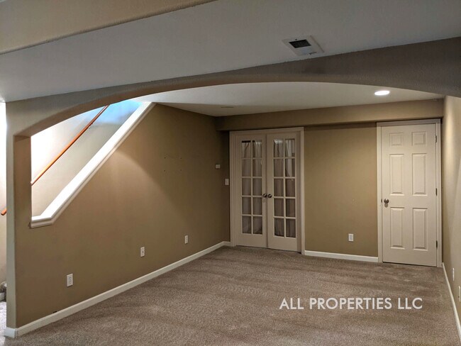Building Photo - 10467 Robb Dr