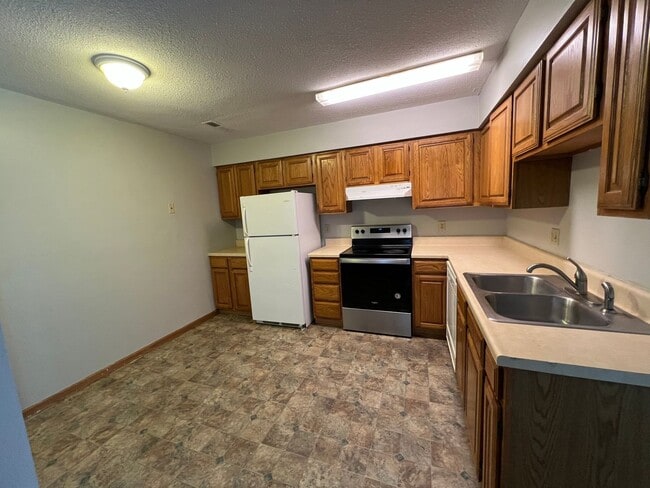 Building Photo - 4 bed 2 bath Centrally Located - Near Aggieville! AVAILABLE NOW!