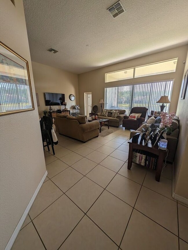 Building Photo - Spacious 4 bedroom with 3 bathrooms and se...