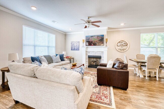 Building Photo - 909 W Eagle St