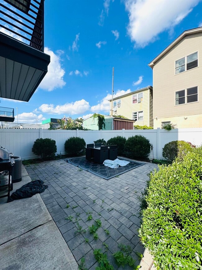 Building Photo - 114 Bleecker St