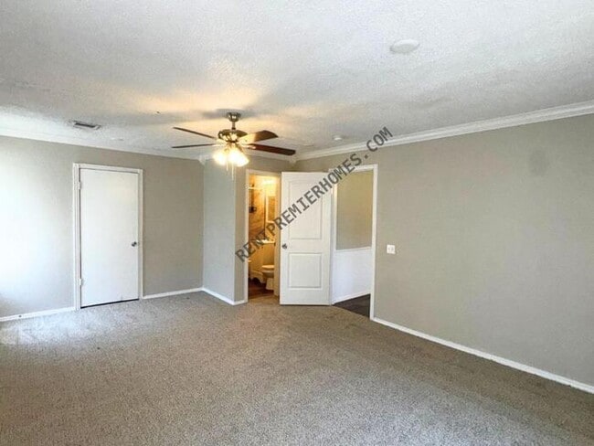 Building Photo - 3041 SW 40th Pl