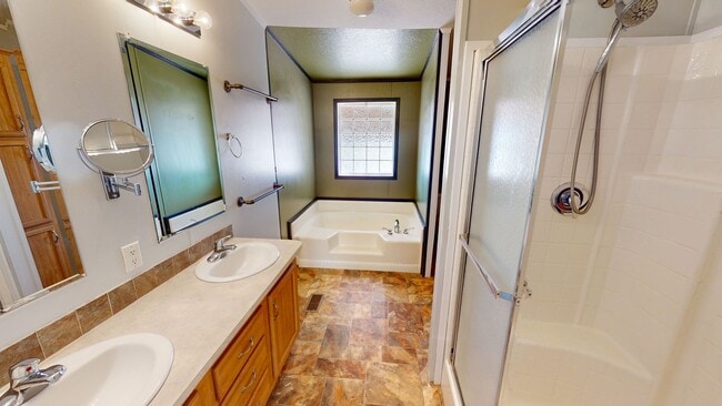 Building Photo - Unfurnished 2 bedroom home with large yard