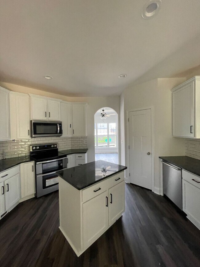 Building Photo - 6 bedroom/3 Baths + Bonus room!  Backs up ...