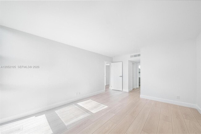 Building Photo - 20400 W Country Club Dr
