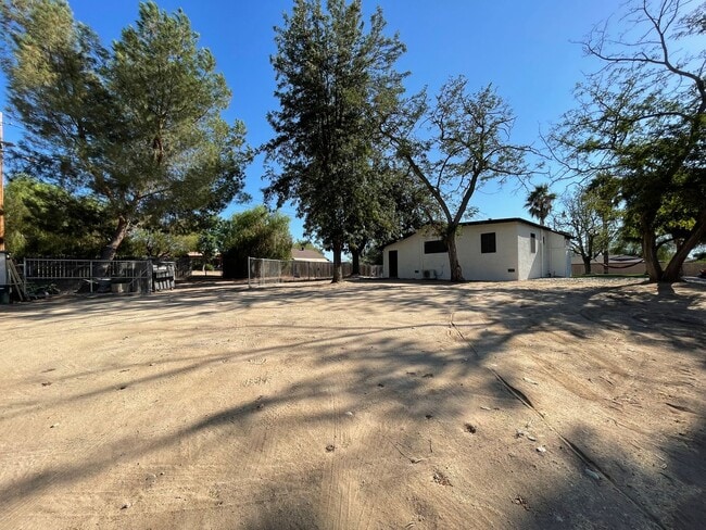 Building Photo - Cute 3 Bedroom