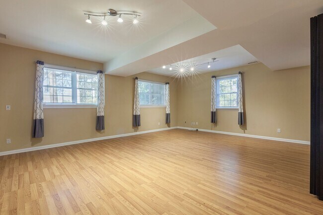 Building Photo - 3741 Fox Glen Ct NE