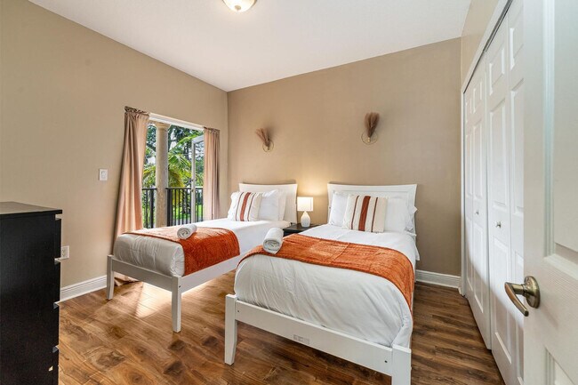 Building Photo - 1721 SW 23rd St