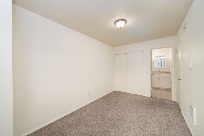 Building Photo - 1 bedroom ,pets welcome! Get it now before...