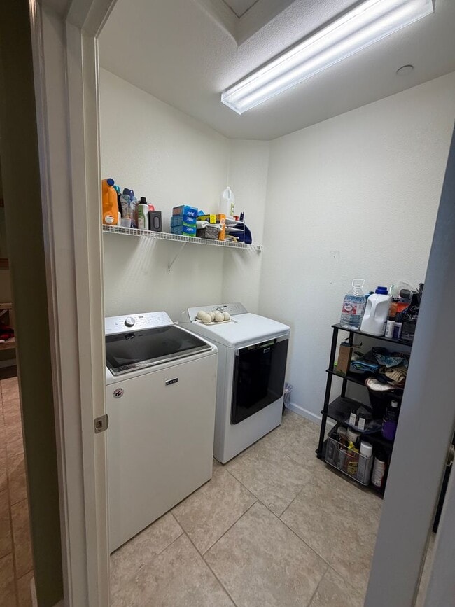 Building Photo - Adorable 3 Bedroom, 2 Bathroom Home in a Quiet North Hanford Neighborhood