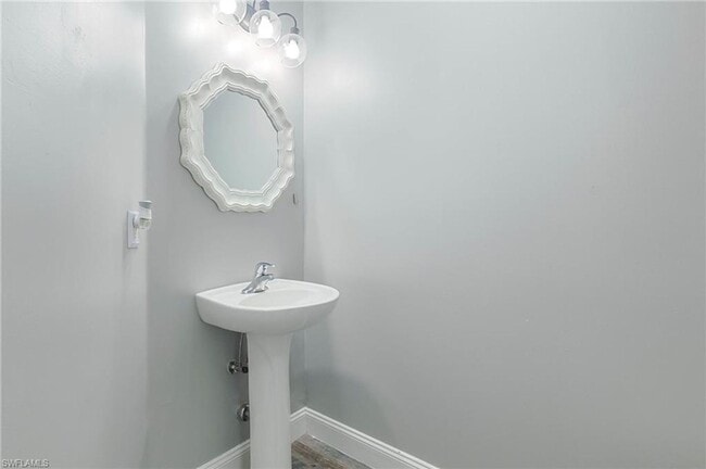 Building Photo - ** 4 Bed/3.5 Bath Single Family ~ 2 Car Garage Single Family Home ~ Lake Views **
