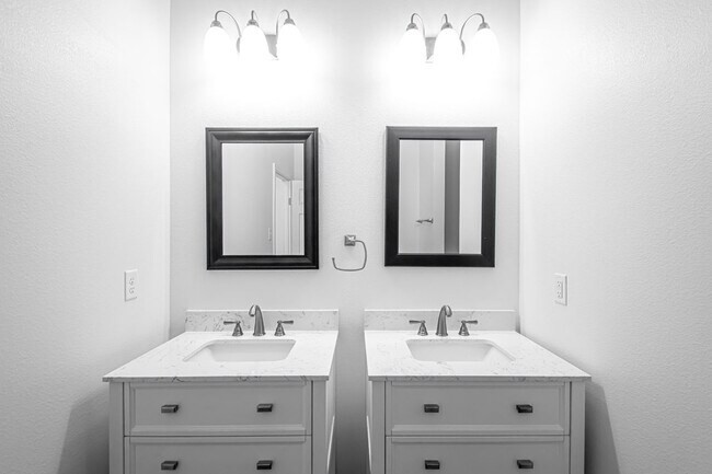 Building Photo - 306 S Schiller St