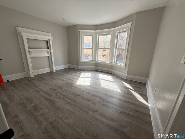 Building Photo - 483 Barnum Ave