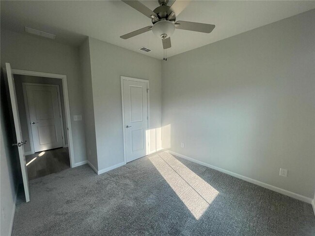 Building Photo - 3156 Morgan Hill Dr SE