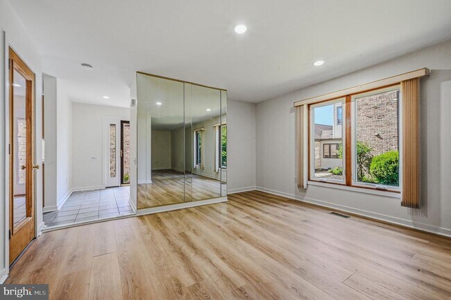 Building Photo - 207 Steeplechase Cir