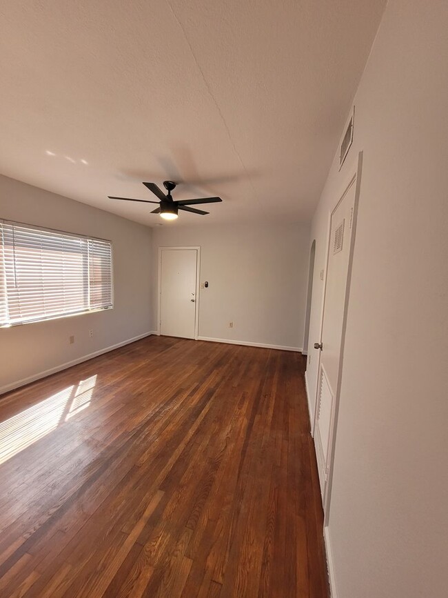 Building Photo - Renovated 2 bed 1 bath Spacious apt in the...