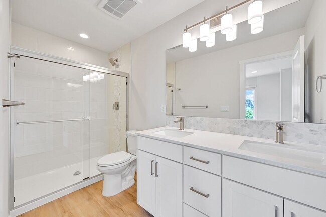 Building Photo - 4 Bed 3 Bath Townhouse for Rent!