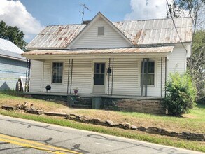 Building Photo - Sunny 3 Bedroom House - Walk To Downtown H...