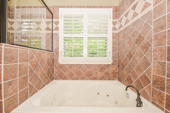 Building Photo - 46 Grants Lake Cir