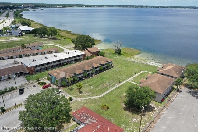 Building Photo - 1001 Lakeview Dr