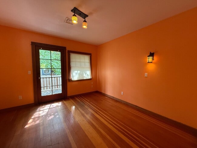Building Photo - Craftsman home near Downtown Ashland | Ava...