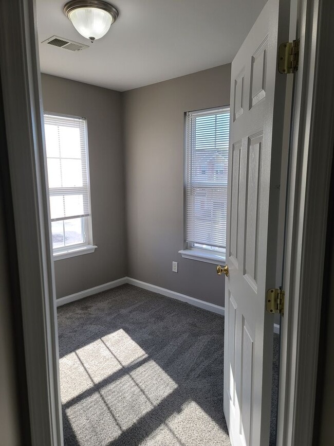 Building Photo - 3 Bedroom 2 1/2 bath Townhome for Rent in ...