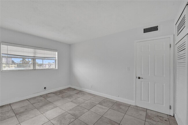 Building Photo - 5050 Bayview Dr