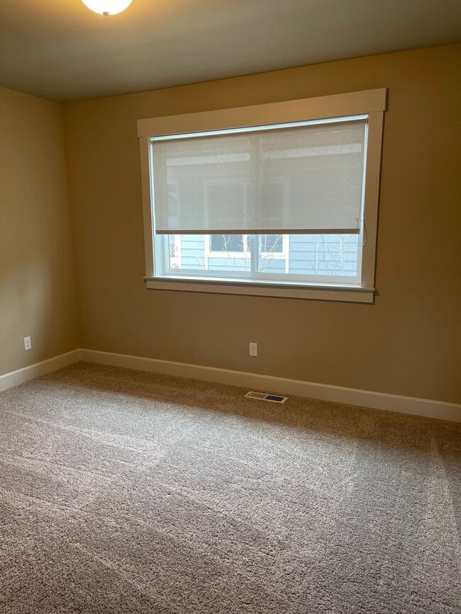 Building Photo - Now renting 3 Bedroom Town-home