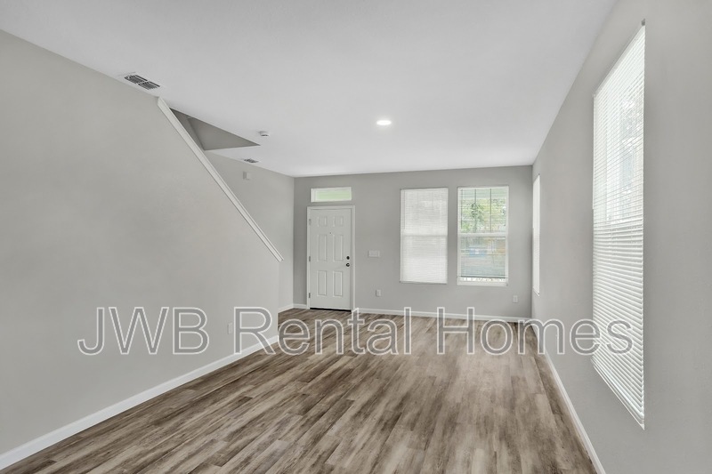 Building Photo - 713 Pippin St