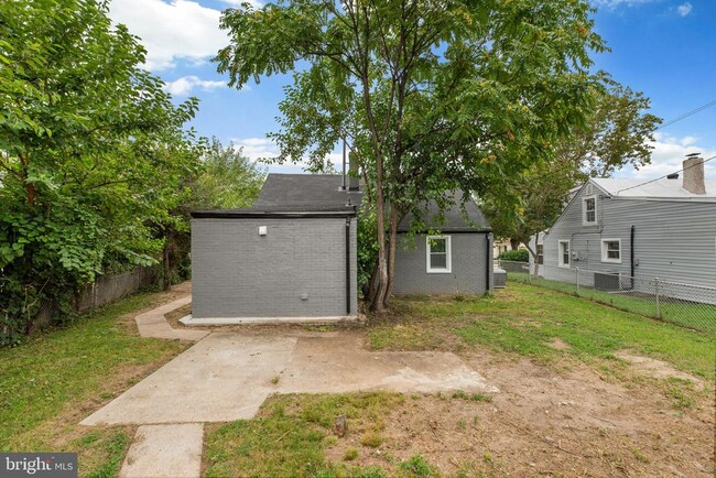 Building Photo - 3406 Louth Rd