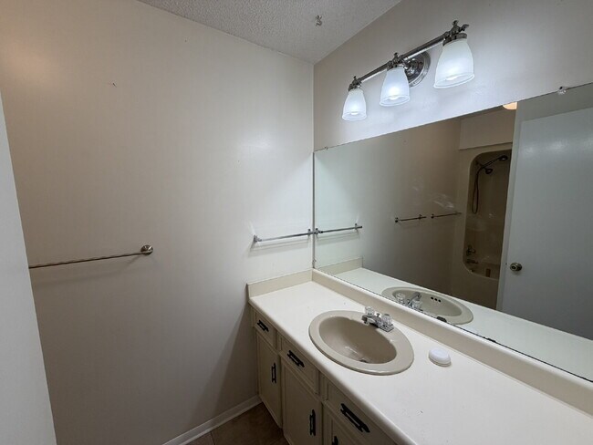 Building Photo - Home For Rent