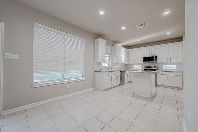 Building Photo - 24043 River Pl Dr
