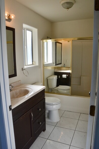 Building Photo - 548 N Windsor Blvd