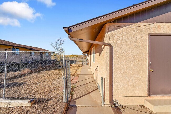 Building Photo - UPDATED 2bed 1bath duplex with fenced yard, WASHER + DRYER