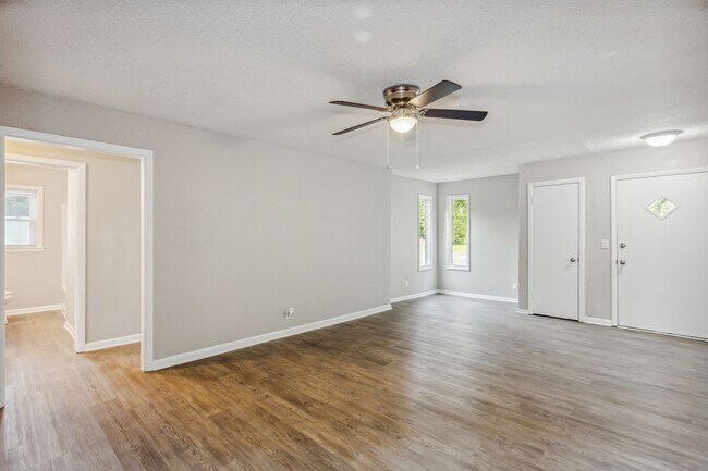 Building Photo - Spacious 4 bedroom home with 2 car garage
