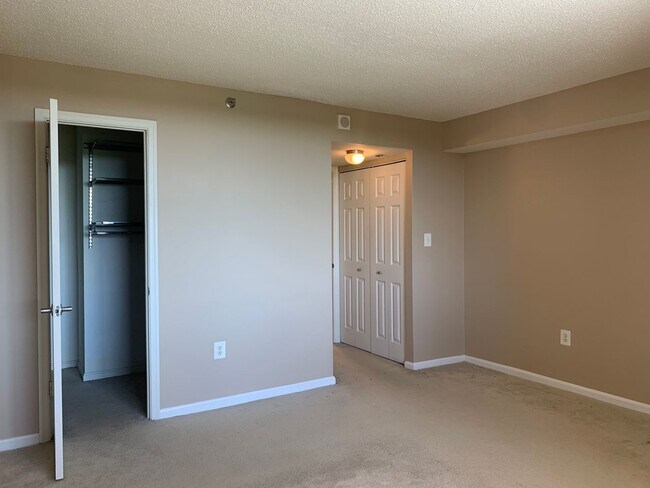 Building Photo - Rarely Available Penthouse 1BD/1BA in Gros...