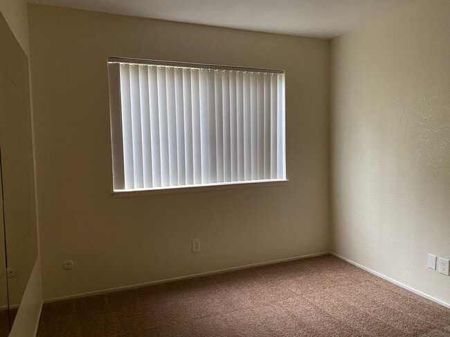 Building Photo - One Bedroom Condo In Sunpointe Condominiums.