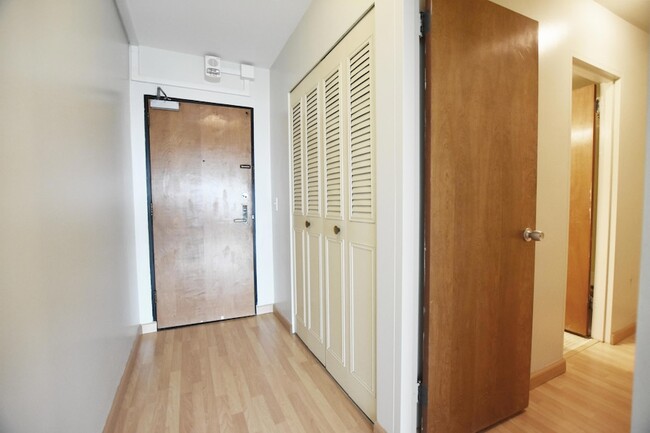 Building Photo - 555 E William St