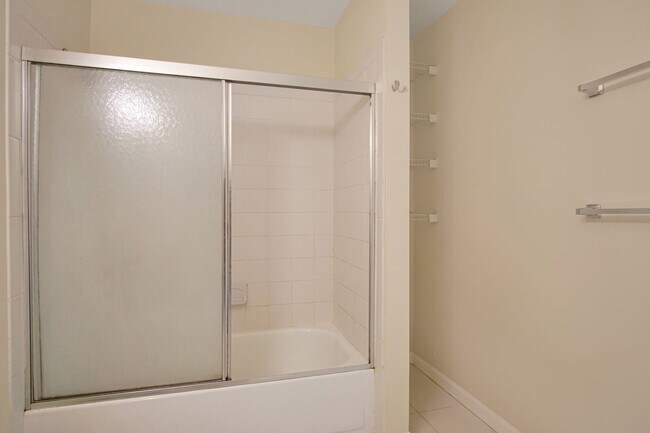 Building Photo - 3 bedroom 1 bath house in Midtown availabl...