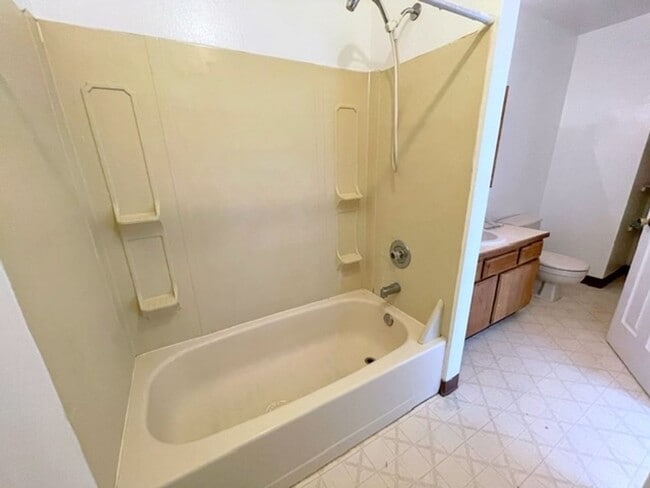 Building Photo - RARE FIND! Spacious and bright three bedroom apartment in South Anchorage with in unit laundry, f...