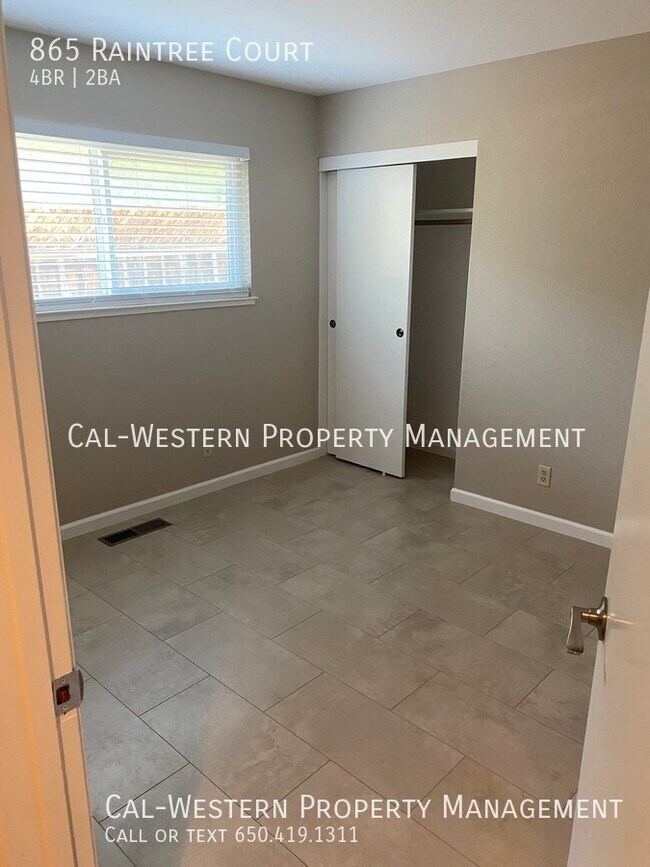 Building Photo - 865 Raintree Ct