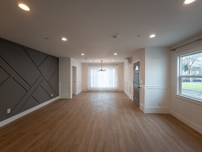 Building Photo - Newly Renovated 4BR Lamanda Park Units!