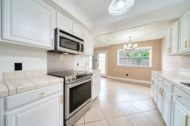 Building Photo - 1323 Oakengates Dr