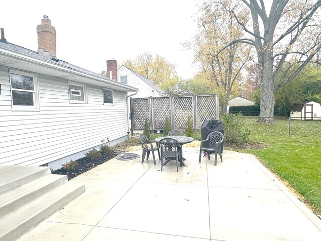 Building Photo - 2443 Shrewsbury Rd